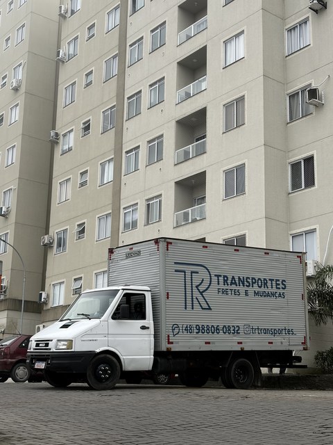 Caminhão Iveco da TR Transportes atendendo a Grande Florianópolis