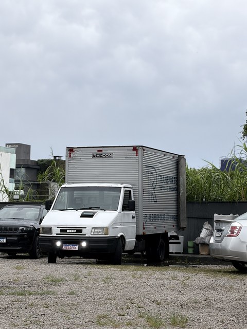Caminhão da TR Transportes pronto para realizar mudanças