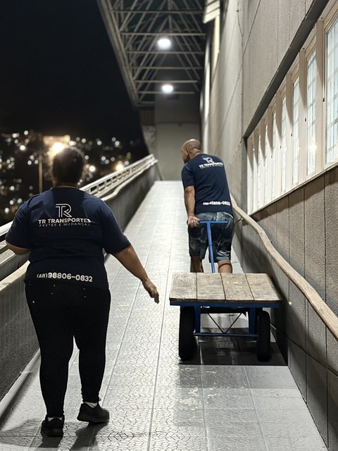 Equipe da TR Transportes em ação durante frete noturno de eventos em Florianópolis