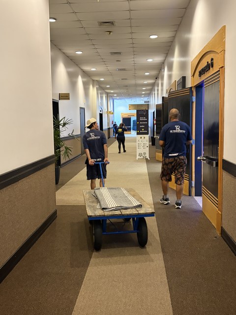 Mudança comercial organizada em elevador de prédio, transporte de equipamentos de escritório