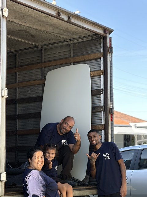 Caminhão da TR Transportes em frente a condomínio — fretes e mudanças em São José SC