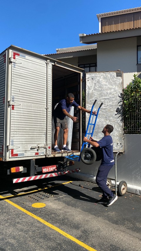 Caminhão da TR Transportes pronto para mudança compartilhada em São José SC